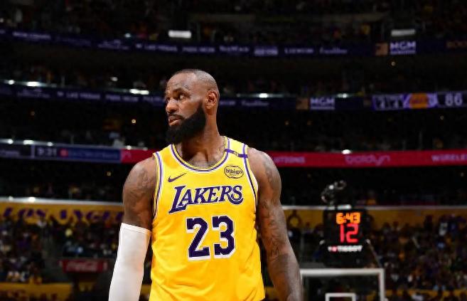 眾所周知 每個(gè)人都想要無限的火力 但NBA中只有5名球員值得 詹姆斯沒有選擇
