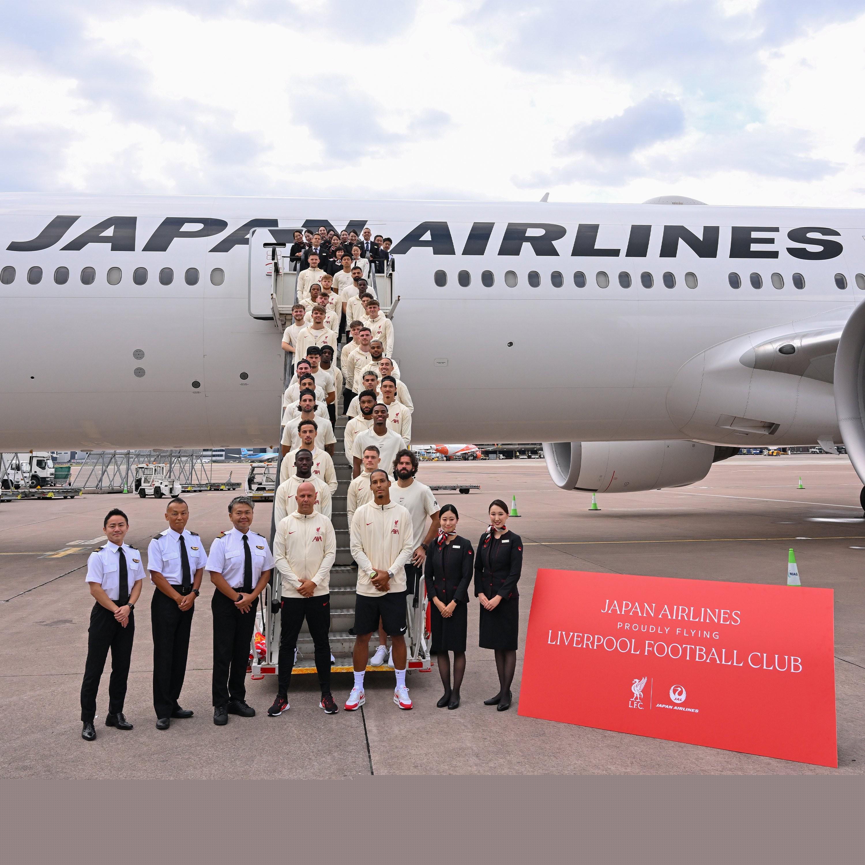 登機(jī)之前的利物浦官方照片開始亞洲旅行