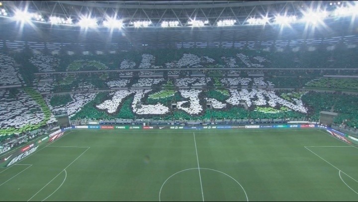 工人的超級令人震驚的tifo！在看臺周圍 一個巨大的內(nèi)茲模式 黃江：太壯觀了