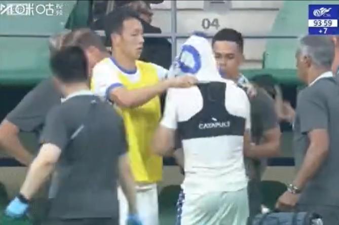 記者：盡管高·蒂亞尼（Gao Tianyi）腰部受傷 但他仍然遇到更衣室 幫助Teixeira拿起球衣
